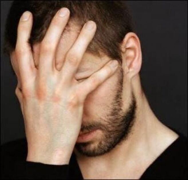 een man denkt erover om prostatitis te behandelen