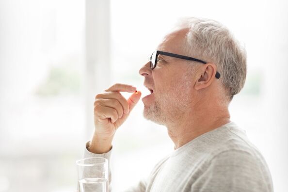 een man neemt een antibioticum voor prostatitis